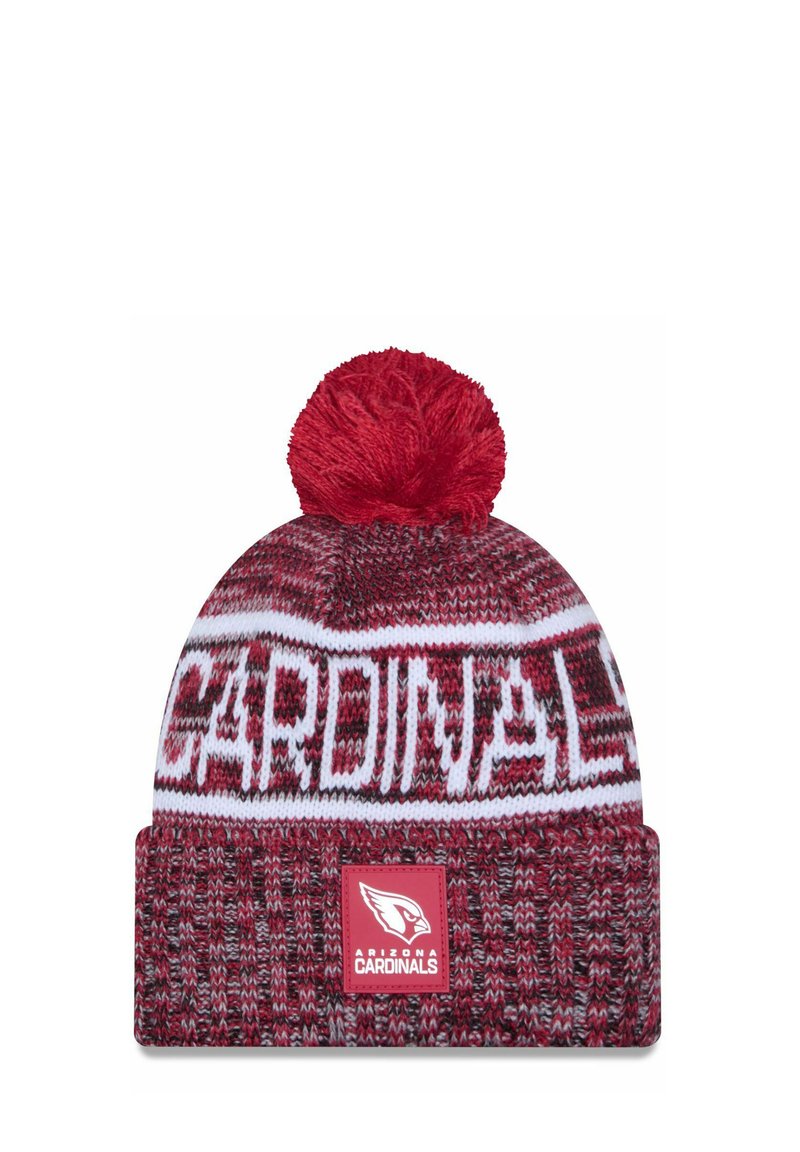 Rote Strickmütze mit weißen "CARDINALS"-Text, einem roten Pompon oben und einem Logo-Patch vorne mit einem strukturierten Muster.