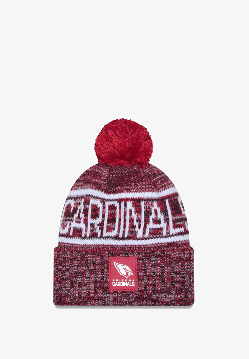 Rote Strickmütze mit weißen "CARDINALS"-Text, einem roten Pompon oben und einem Logo-Patch vorne mit einem strukturierten Muster.