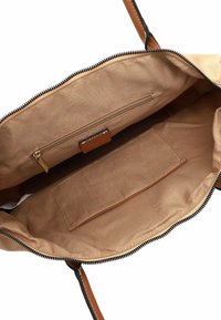 Interno della borsa a mano in tessuto beige con una tasca con zip, texture liscia e un ampio scomparto aperto che presenta un'ulteriore tasca piatta.