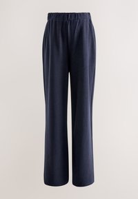 Dunkelblaue, weit geschnittene Hosen mit elastischem Bund, hergestellt aus einem weichen, strukturierten Stoff, mit geraden Nähten und ohne sichtbare Taschen.