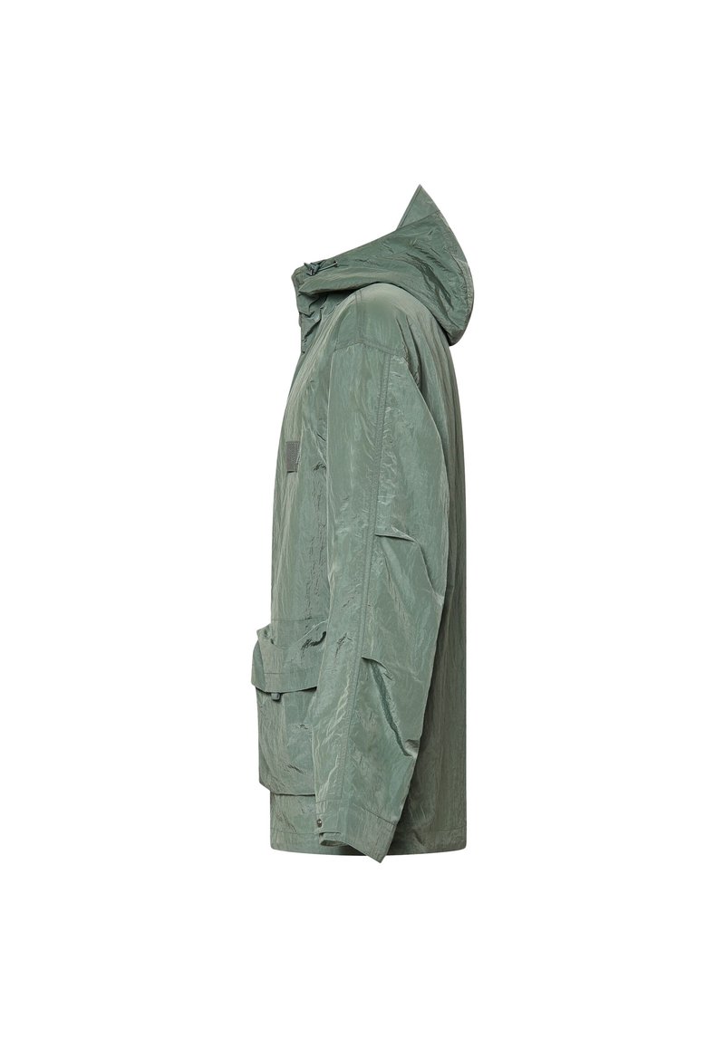 Giacca leggera verde con cappuccio, maniche lunghe, tasche frontali e una texture leggermente stropicciata mostrata di profilo.