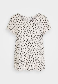 Blusa a maniche corte in tessuto beige chiaro con macchie nere, caratterizzata da un colletto rotondo e un orlo scallopato sul fondo.