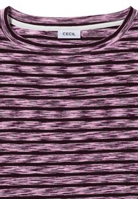 Maglione a maniche lunghe con una texture a coste, caratterizzato da una base viola con strisce orizzontali rosa e bianche. Collo tondo, etichetta che recita "CECI."