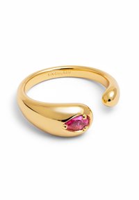 Anello a cuff in tono dorato con design morbido e curvo, caratterizzato da un gemstone rosa a forma di pera incastonato a un'estremità. Marcato "SINGULARU" all'interno.