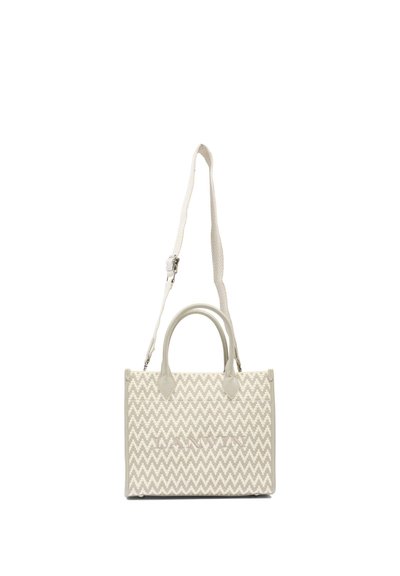 Piccola borsa tote rettangolare beige con motivo a zigzag, due manici corti e tracolla regolabile, appesa su sfondo bianco.