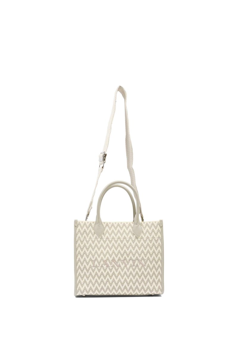 Piccola borsa tote rettangolare beige con motivo a zigzag, due manici corti e tracolla regolabile, appesa su sfondo bianco.