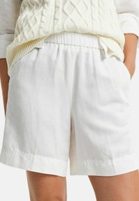 Witte linnen shorts met een elastische tailleband, zijzakken en een relaxte pasvorm. Bevat een schone, gladde textuur en een eenvoudig ontwerp.