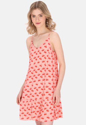 Abito rosa con spalline a spaghetti e motivo a ciliegie rosse, scollo a V e orlo arricciato. Tessuto leggero, vestibilità ampia.