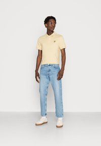 Lyle & Scott TIPPED - Polo - natural green/white