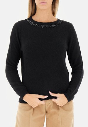 Maglione nero realizzato in morbido materiale, con scollatura rotonda decorata con sottili dettagli di perline e maniche lunghe aderenti.