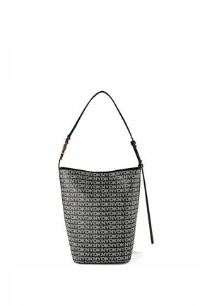 Schwarz-weiße Bucket Bag mit wiederholtem DKNY-Logo-Muster und verstellbarem Leder-Schulterriemen mit goldfarbenem Verschluss.