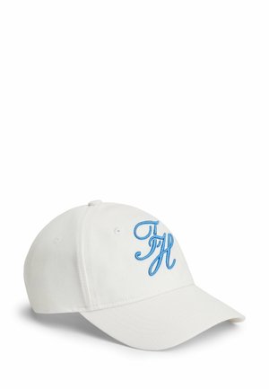 Biała czapka bejsbolowa z niebieskimi, haftowanymi stylizowanymi literami „TH” z przodu, leżąca na białej powierzchni.