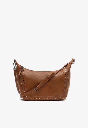 Bolso de hombro de cuero marrón con remaches plateados en el borde, cierre de cremallera y asa ajustable. Textura suave, forma redondeada.