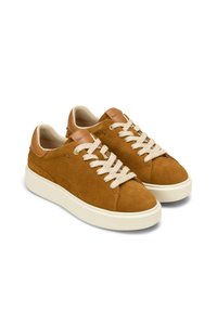 Sneakers in suede marrone con suole in gomma crema e lacci beige. Accentuati da un rivestimento in pelle marrone al tallone. Design a punta arrotondata e bassa.