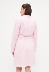 Rosa stripete badekåpe med lange ermer, belte i midjen og klassisk krage. Glatt stoff med en myk tekstur, kne-lang design.