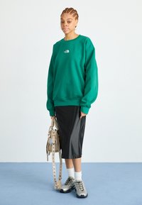 The North Face ESSENTIAL OVERSIZE CREW - Pusa - evergreen