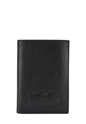 Portefeuille en cuir noir avec surface texturée. Présente un logo en relief sur le devant. Forme rectangulaire avec bords arrondis.