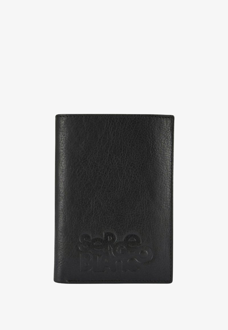 Portefeuille en cuir noir avec surface texturée. Présente un logo en relief sur le devant. Forme rectangulaire avec bords arrondis.