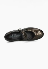 Zapato Mary Jane de cuero negro con un patrón de reptiles, detalle de hebilla circular y plantilla perforada para una mejor transpirabilidad.