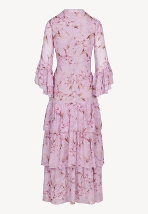 Fioletowa sukienka maxi w kwiaty z falbanami na spódnicy i rozkloszowanymi rękawami do łokcia, widziana od tyłu.