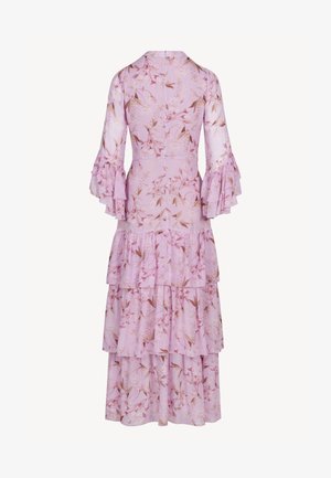 Fioletowa sukienka maxi w kwiaty z falbanami na spódnicy i rozkloszowanymi rękawami do łokcia, widziana od tyłu.
