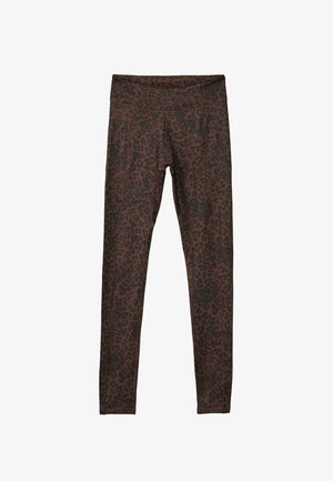 Leggings marroni con un motivo a stampa leopardata nera, realizzati in un tessuto elastico con una vita alta e dettagli di cucitura a contrasto.