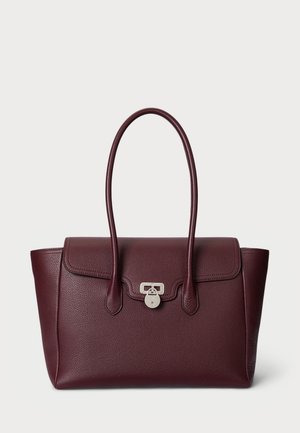 Sac à main en cuir texturé bordeaux foncé avec deux longues bandoulières et un détail de verrou argenté sur le rabat avant.