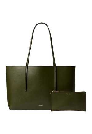 Τσάντα tote από σκούρο πράσινο δέρμα με μακριές λαβές και ένα αντίστοιχο φερμουάρ, και τα δύο με μικρά λογότυπα Calvin Klein.