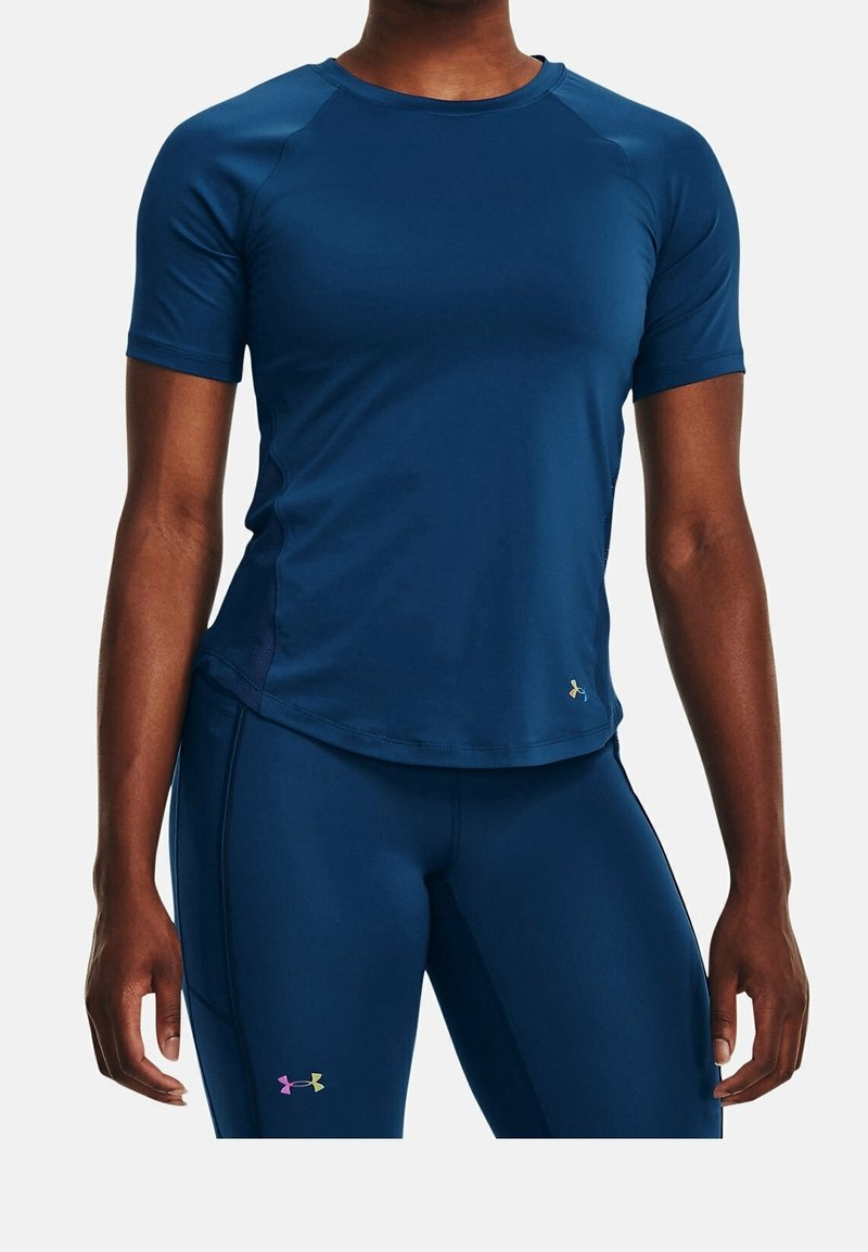 Granatowa koszulka sportowa z krótkim rękawem, wykonana z gładkiego materiału. Posiada okrągły dekolt oraz mały akcent z logo na dolnym brzegu.