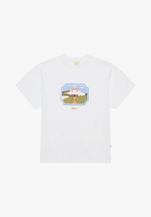 Weißes Baumwoll-T-Shirt mit einem bunten Grafikdesign eines Hauses und eines Weges, umgeben von einem dekorativen Rand in der Mitte.