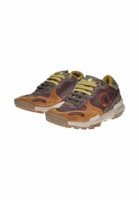 Sneaker marroni e beige con tomaia in pelle texture, lacci gialli e suola maculata. Presenta vari materiali e un design unico.