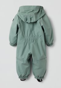 Groene waterdichte sneeuwoverall voor peuters met capuchon, elastische manchetten en voetriemen, van achteren gezien op een effen achtergrond.