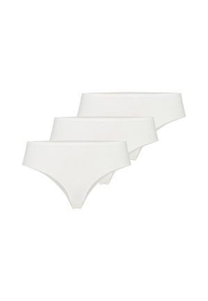 Trois slips blancs unis pour femmes de style hipster empilés en diagonale sur un fond blanc.