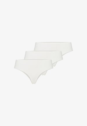 Drie eenvoudige witte dames hipster-stijl slips diagonaal gestapeld op een witte achtergrond.