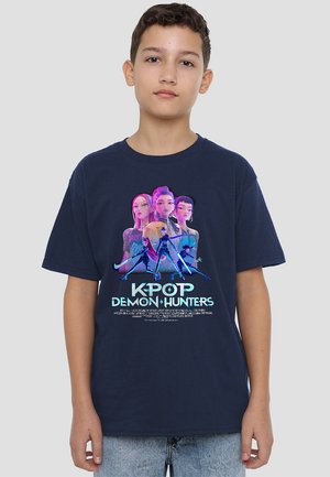 Marineblaue Baumwoll-T-Shirt mit einem grafischen Druck von animierten Charakteren in lebhaften Farben, dem Text "K-POP DEMON HUNTERS" und einem lässigen Schnitt.
