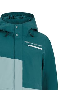 Türkisfarbene und hellblaue wetterfeste Jacke mit einer Reißverschlusstasche auf der Brust, verstellbarem Kapuzen und Logo-Details. Glatte Oberfläche, sportliches Design.