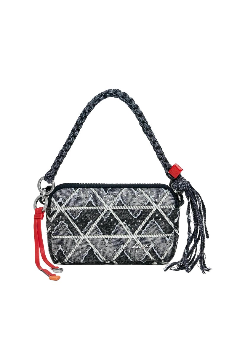 Fekete és szürke mintás clutch táska fonott fogantyúval, ezüst színű kiegészítőkkel és piros díszítésekkel. Cipzáras záródással és dekoratív bojtokkal rendelkezik.