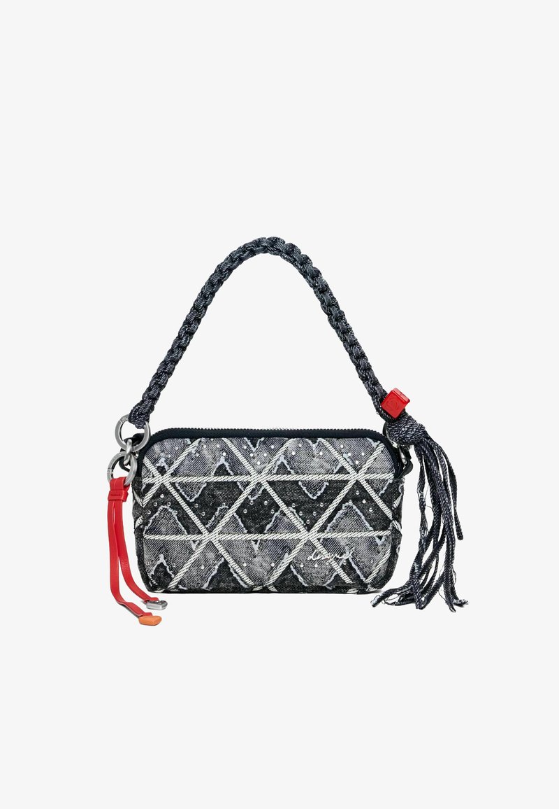 Fekete és szürke mintás clutch táska fonott fogantyúval, ezüst színű kiegészítőkkel és piros díszítésekkel. Cipzáras záródással és dekoratív bojtokkal rendelkezik.