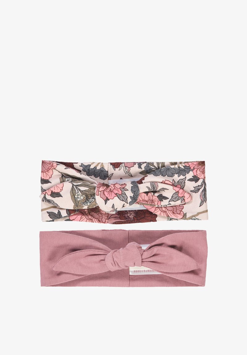 Dvoje textilních čelenek: horní s květinovým vzorem v růžové a béžové, se zkrouceným uzlem; dolní v jednobarevné starorůžové s převráceným uzlem.