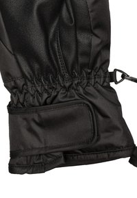 Musta eristetty sormi siinä on sileä nahkapalmu, joustava rannekiri ja säädettävä hihna. Ominaisuuksiin kuuluu teksturoitu kangas ja turvallinen tasku.