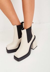 Cesare Gaspari Botines con plataforma - beige