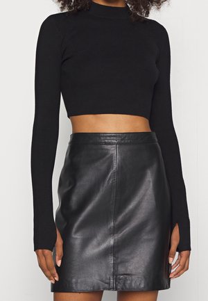 Stickad tröja - black