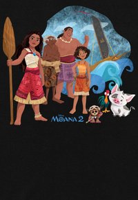 Postavy z Moany stojí před oceánskými vlnami a tradičním polynéským člunem, přičemž Moana má pádlo a její zvířecí přátelé jsou po jejím boku.