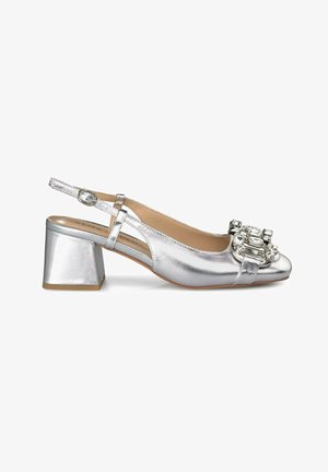 Scarpa slingback argentata con tacco quadrato, superficie metallica testurizzata, punta rotonda e un accent decorative adornato con gemme sul davanti.