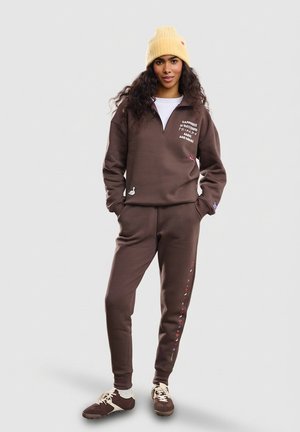 - Spodnie treningowe