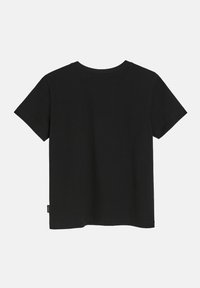 Czarna koszulka z krótkim rękawem, wykonana z bawełny, z klasycznym okrągłym dekoltem i przeszytymi brzegami. Brak widocznych logo lub wzorów.