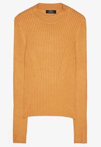 Pull en maille côtelée, jaune moutarde, avec des manches longues, un col rond et un ourlet arrière légèrement plus long. Fabriqué à partir d'un tissu tricoté texturé.