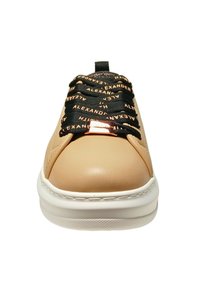 Sneaker beige con superiore in pelle liscia, lacci neri a motivi con il testo "Alexander", suola in gomma bianca e etichetta metallica sui lacci.