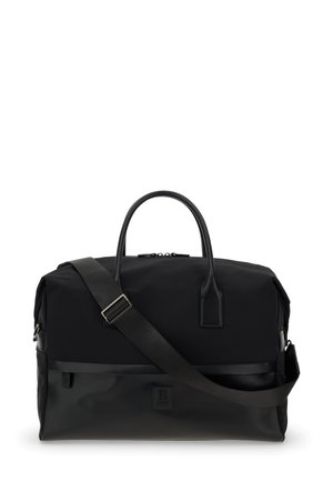 Sac de sport noir en nylon avec une texture lisse, doté d'accents en cuir, de deux poignées supérieures et d'une bandoulière amovible.