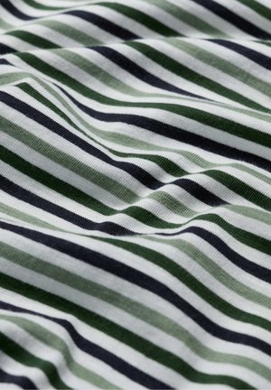 Tela suave con rayas horizontales en blanco, verde oscuro, verde claro y negro, mostrada con pliegues y textura suaves.